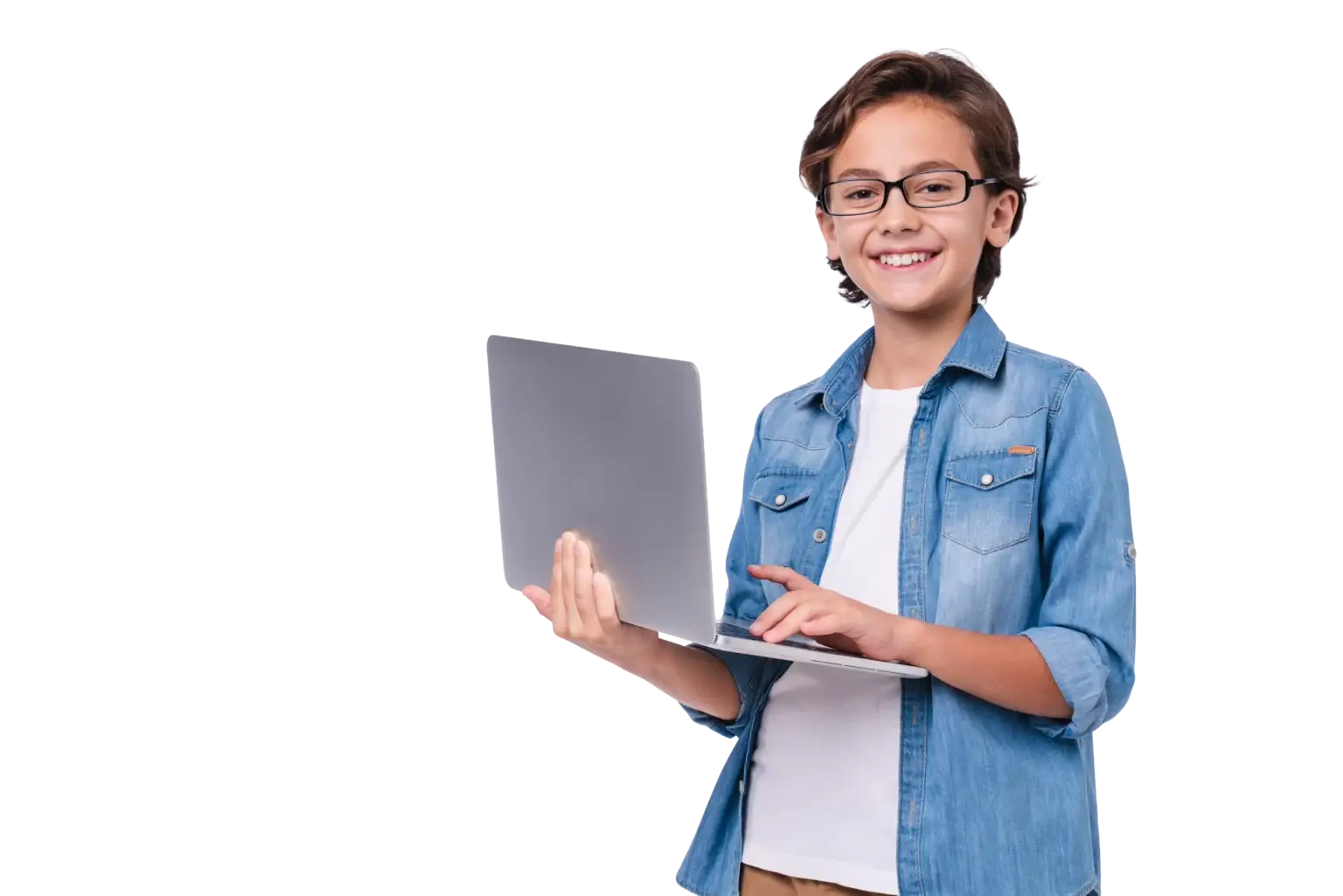 Junge programmiert lächelnd am Laptop im Online-Kurs