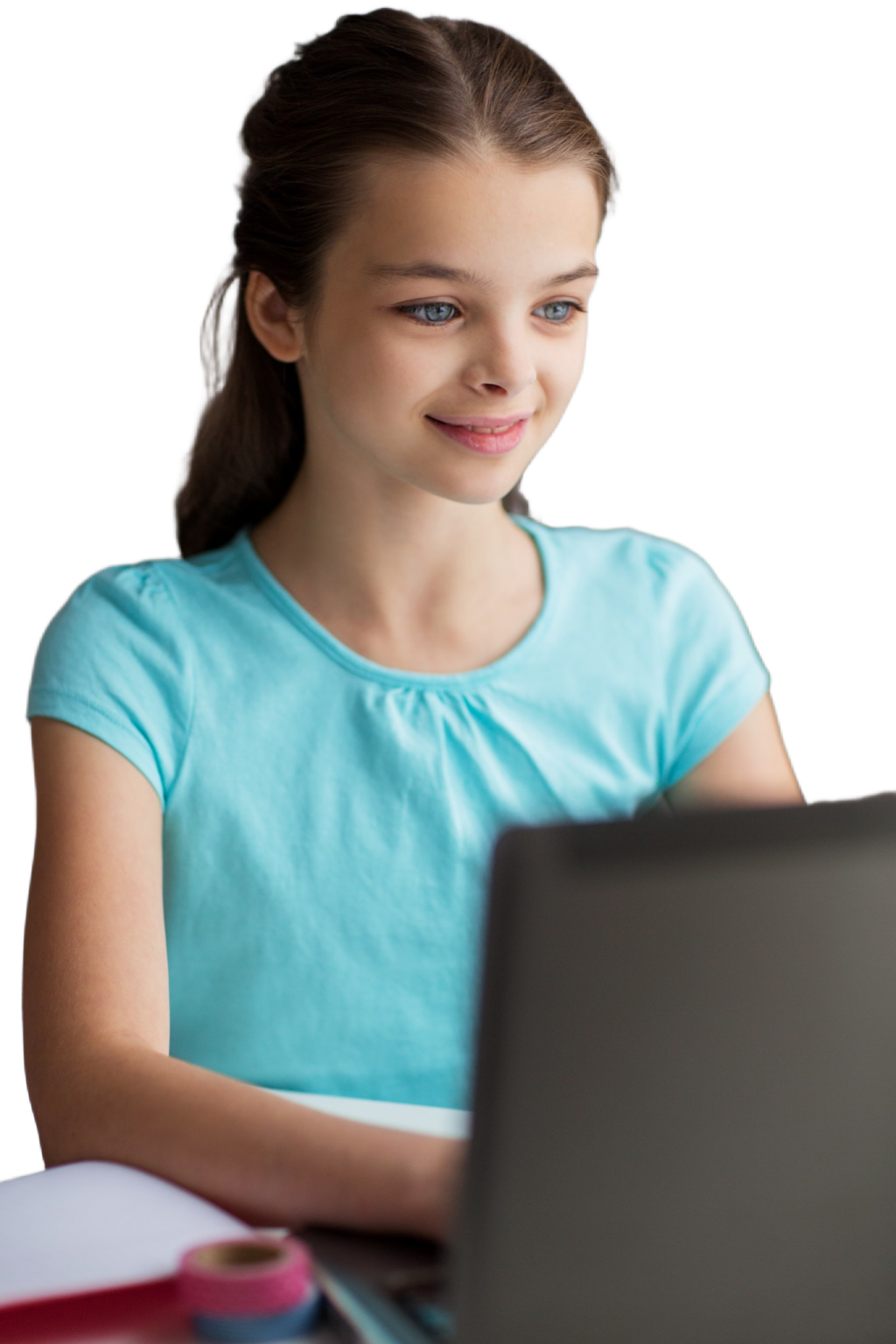 Mädchen programmiert lächelnd am Laptop im Online-Kurs