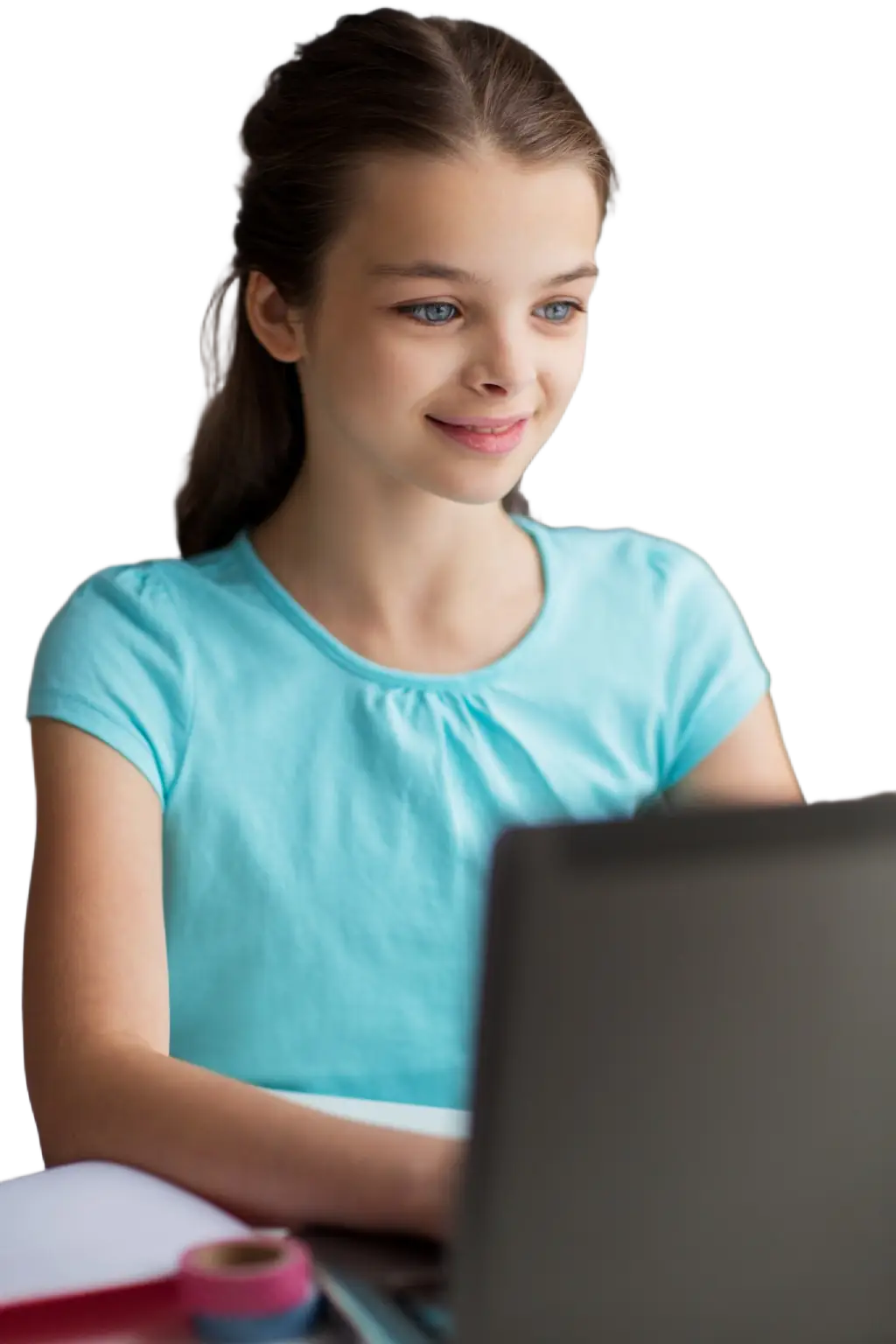 Mädchen programmiert lächelnd am Laptop im Online-Kurs